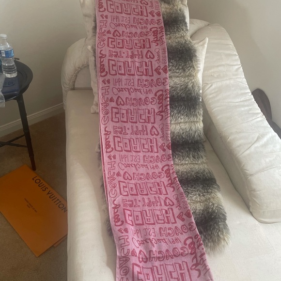 Coach Poppy Scarf - Picture 2 of 4